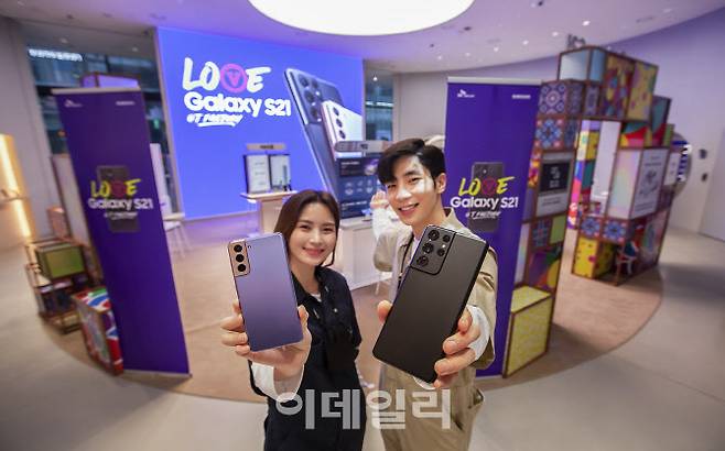 갤럭시S21 T팩토리 무인 개통 행사 개최 (사진=SK텔레콤 제공)