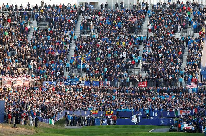 2018년 프랑스에서 열린 라이더컵 경기를 지켜보는 관중들. (사진=AFPBBNews)