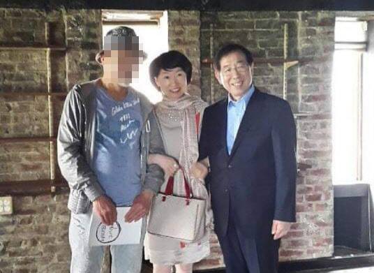 진혜원 서울동부지검 부부장검사가 지난해 7월 자신의 사회관계망서비스(SNS)에 고 박원순 전 서울시장과 팔짱을 낀 사진을 올렸다. (사진=진 검사 페이스북 갈무리)