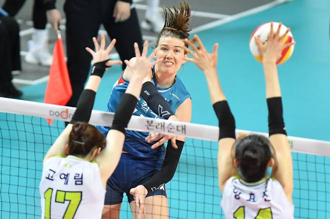 GS칼텍스 메레타 러츠가 현대건설 블로킹을 앞에 둔 채 강스파이크를 날리고 있다. 사진=KOVO