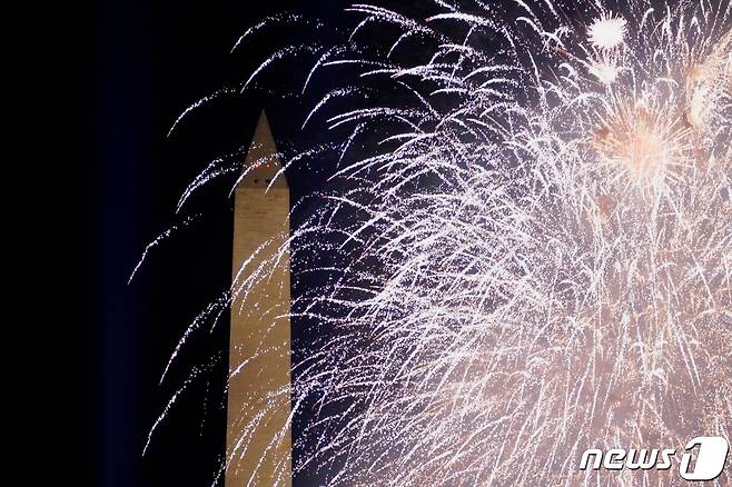 20일(현지시간) 워싱턴DC 내셔널 몰에서 조 바이든 미국 대통령 당선인의 취임을 기념한 불꽃놀이가 펼쳐지고 있다. © 로이터=뉴스1