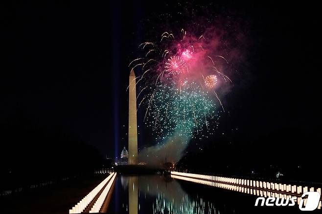 20일(현지시간) 워싱턴DC 내셔널 몰에서 조 바이든 미국 대통령 당선인의 취임을 기념한 불꽃놀이가 펼쳐지고 있다. © 로이터=뉴스1