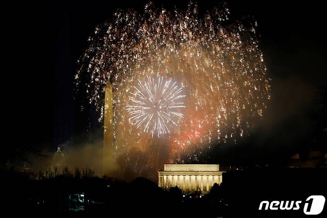20일(현지시간) 워싱턴DC 내셔널 몰에서 조 바이든 미국 대통령 당선인의 취임을 기념한 불꽃놀이가 펼쳐지고 있다. © 로이터=뉴스1