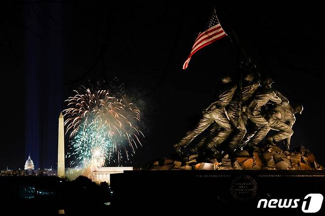 20일(현지시간) 워싱턴DC 내셔널 몰에서 조 바이든 미국 대통령 당선인의 취임을 기념한 불꽃놀이가 펼쳐지고 있다. © 로이터=뉴스1