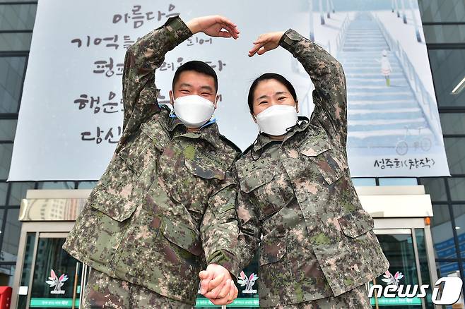 선별진료소 지원근무 수당으로 마스크 기부한 신충현·최순영 동대장(인천 부평구 제공) © 뉴스1