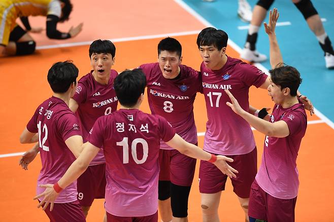 대한항공 선수들이 22일 안산 상록수체육관에서 열린 OK금융그룹과의 2020-21 도드람 V리그 남자부 4라운드 경기에서 득점 후 기뻐하고 있다.(KOVO 제공) © 뉴스1