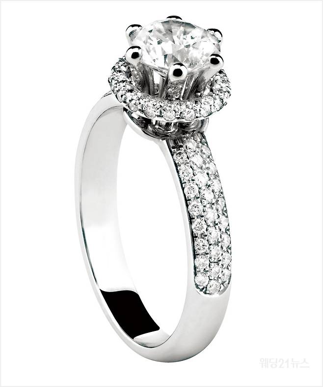 사진 : 미누 솔리테어 링 Minou Solitarie (0.3캐럿기준 300만원대, 가격은 캐럿과 등급에 따라 차이가 있음)