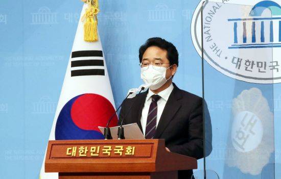 민병덕 더불어민주당 의원이 22일 오후 국회 소통관에서 코로나바이러스 감염증 극복을 위한 손실보상 및 상생에 관한 특별법안 발의 기자회견을 하고 있다. / 사진=연합뉴스