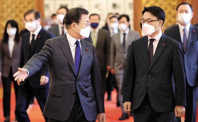 문재인 대통령이 21일 청와대에서 김진욱(오른쪽) 초대 고위공직자범죄수사처장에게 임명장을 준 뒤 김 처장과 함께 환담장으로 이동하고 있다. /뉴시스