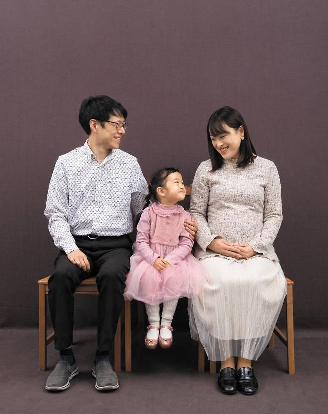 황신혜(35)씨 부부와 딸 우한나(5)양. 황씨는“해외 아동 결연 기부를 또 시작할 예정”이라며“둘째에게도 친구를 만들어 줄 생각에 마음이 설렌다”고 말했다. /황신혜씨 제공