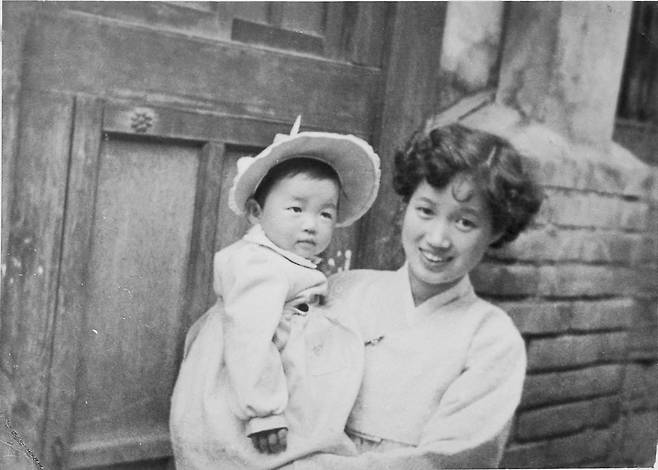 박완서와 호원숙 모녀(母女). 박완서의 나이 20대 때다./세계사 제공