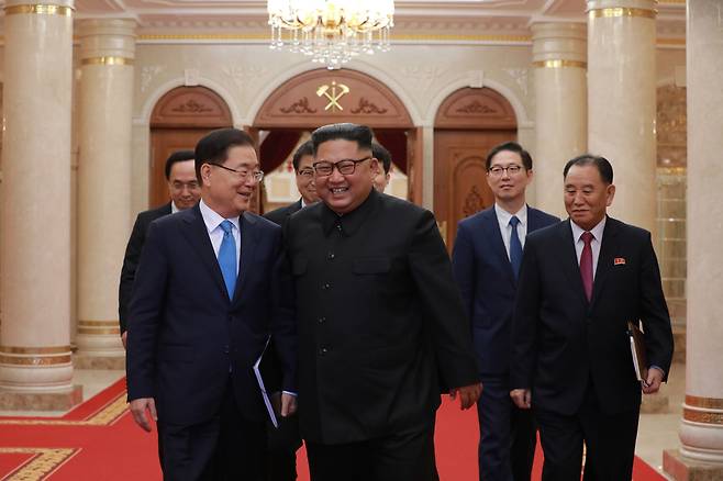 2018년 9월 5일 문재인 대통령의 특별 사절단 정의용 당시 국가안보실장이 북한 평양노동당 본부 청사에서 김정은 북한 국방위원장을 만나 인사한 뒤 이동하고 있다./청와대 제공