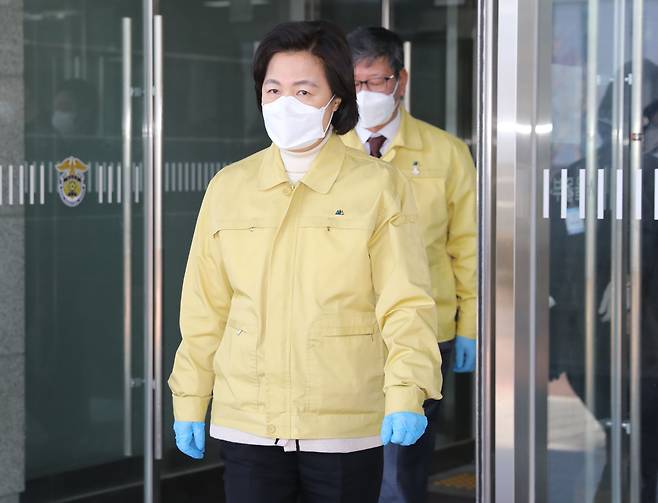 추미애 법무부 장관이 2일 코로나19 현장 점검을 위해 서울 송파구 서울동부구치소를 방문한 모습/뉴시스