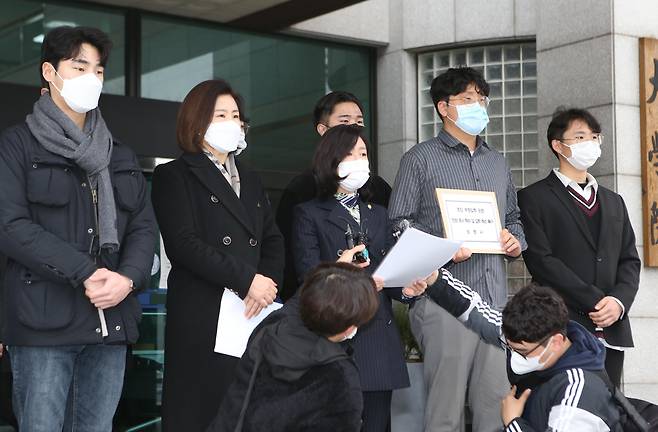 국민의힘 청년자치기구 청년의힘 대표단이 22일 오후 부산대를 항의 방문해 조국 전 법무장관 딸 조민씨의 부산대 의학전문대학원 입학 취소와 부정 입학 의혹 진상조사를 촉구하고 있다. /연합뉴스