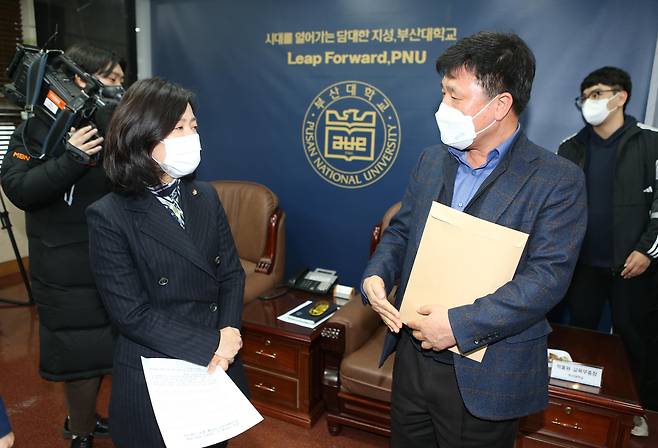 국민의힘 청년자치기구 청년의힘 대표 황보승희(왼쪽) 의원이 22일 조국 전 법무장관 딸의 부산대 의학전문대학원 입학 취소와 부정 입학 의혹 진상조사를 촉구하며 박홍원 부산대 교육부총장과 면담하고 있다. /연합뉴스