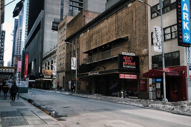 코로나 여파로 한산한 미국 뉴욕 맨해튼의 거리 /AFP 연합뉴스
