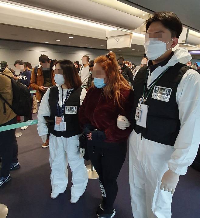 22일 오후 5시쯤 인천국제공항에서 '강원랜드 카지노 슬롯머신 절취 사건' 피의자인 페루인 여성(31)이 경찰의 인도하에 입국하고 있다./경찰청 제공