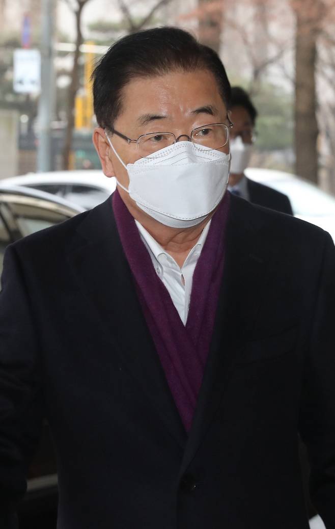 정의용 외교부 장관 후보자가 22일 종로구 도렴빌딩 사무실로 출근하고 있다. /연합뉴스