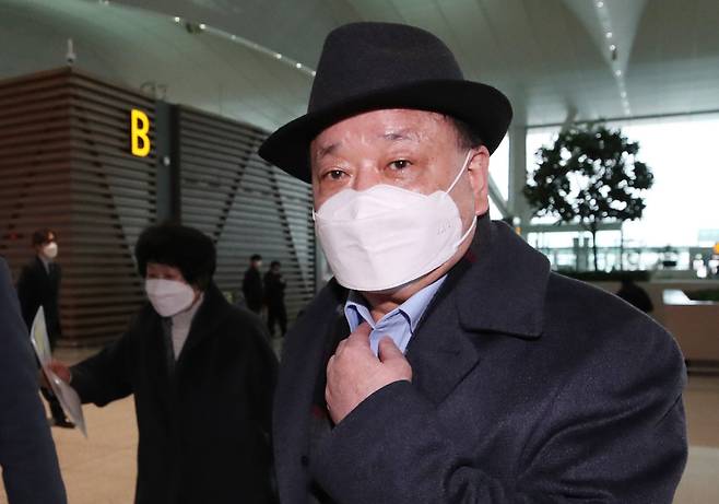 강창일 신임 주일대사가 22일 오전 인천국제공항 2터미널에서 부임지인 일본으로 출국하고 있다. /연합뉴스