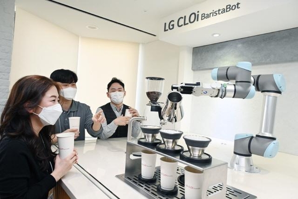 LG 클로이 바리스타봇이 만든 커피를 마시고 있는 LG 임직원들. /LG전자