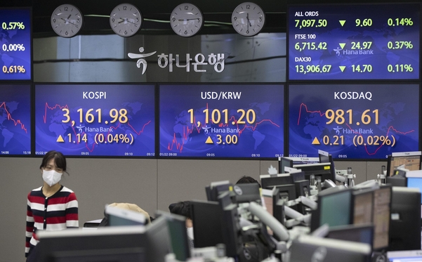 22일 오전 서울 중구 하나은행 딜링룸에 코스피 등이 띄워져 있다. /연합뉴스