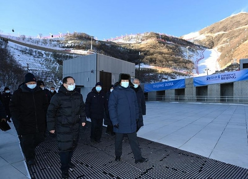 시진핑 중국 국가주석이 18일 베이징시 옌칭구의 국가알파인스키센터를 시찰하고 있다. /신화 연합뉴스