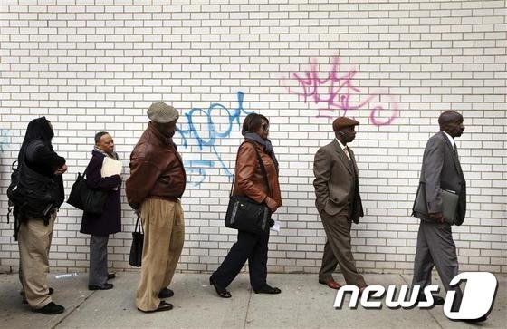 뉴욕에서 열린 고용박람회에서 구직을 기다리는 미국 실업자들.로이터뉴스1