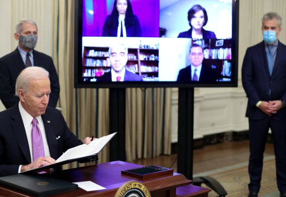조 바이든 미국 제 46대 대통령이 21일(현지시간) 워싱턴 백악관에서 코로나19 대응 행정 명령 서명에 앞서 행정 명령을 살펴보고 있다. /사진=로이터뉴스1