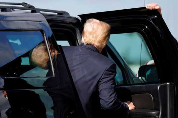 퇴임한 도널드 트럼프 전 미국 대통령이 지난 20일(현지시간) 플로리다주 팜비치 공항에서 내려 거주할 마러라고로 이동하기 위해 차량에 탑승하고 있다.로이터뉴스1