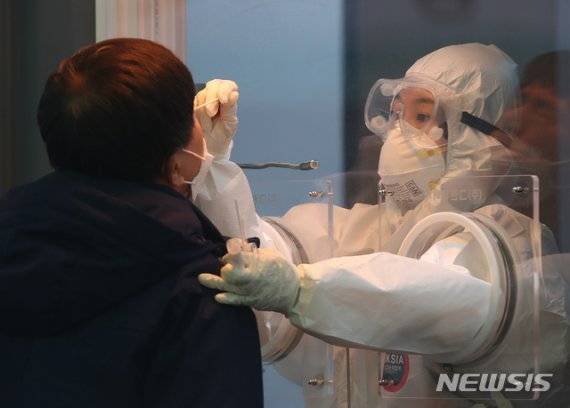 [서울=뉴시스]조수정 기자 = 0시 기준 코로나19 확진자가 401명으로 집계된 21일 오전 서울역 중구 임시선별검사소에서 시민들이 검사를 받고 있다. 2021.01.21. chocrystal@newsis.com /사진=뉴시스