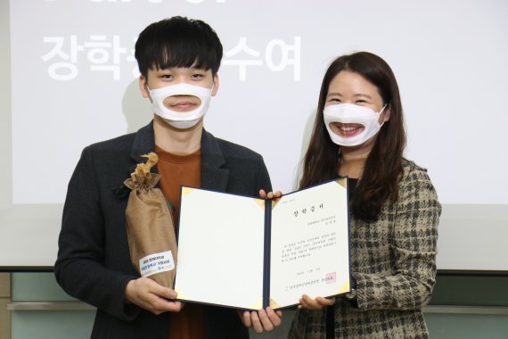200번째 아람코 장학생으로 선정된 한양대학교 전기공학전공 김영호 학생 (왼쪽)이 장학증서를 수여받은 후 기념 촬영을 하고 있다.