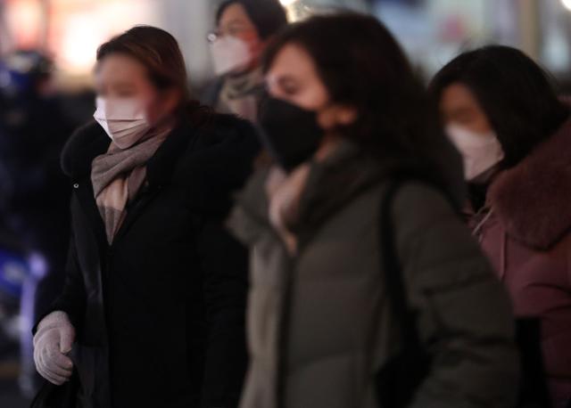 퇴근길 직장인들이 15일 서울 종로구 광화문 사거리에서 마스크를 쓴 채 발걸음을 재촉하고 있다. 뉴시스