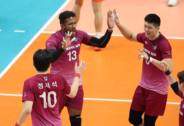 대한항공 요스바니(가운데)가 22일 경기 안산 상록수체육관에서 열린 2020~21 프로배구 V리그 남자부 OK금융그룹과 경기에서 공격에 성공한 뒤 기뻐하고 있다. 연합뉴스
