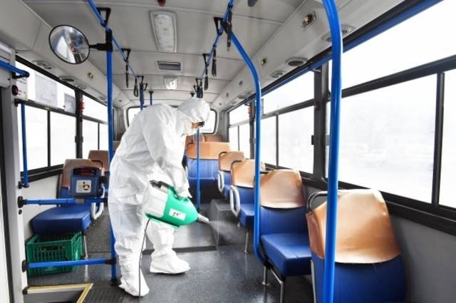 한 방역요원이 경기버스 내부에서 방역작업을 하고 있다.[사진=경기도]