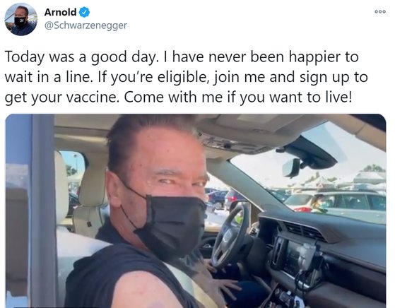 영화 '터미네이터'로 유명한 할리우드 배우 아놀드 슈워제네거가 21일 자신의 트위터에 드라이브스루 방식으로 백신을 맞는 모습을 공개하며 백신 접종을 독려했다. [트위터 캡처]