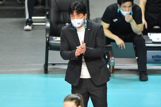 22일 현대건설과 경기에서 작전을 지시하는 GS칼텍스 차상현 감독. [사진 한국배구연맹]