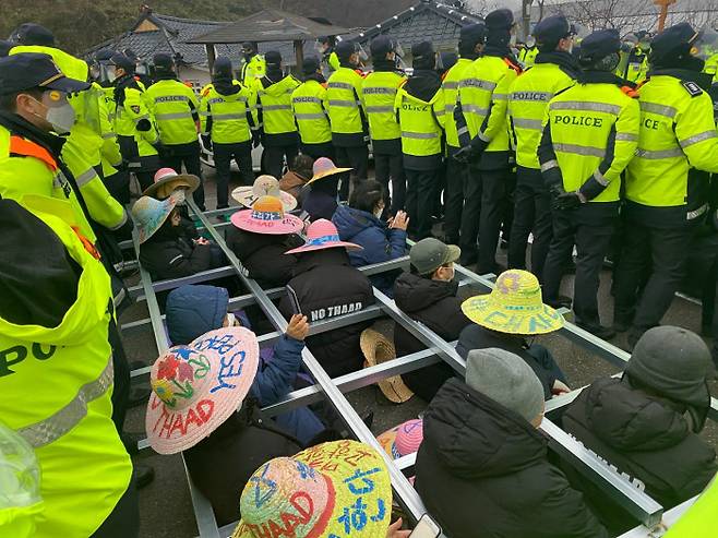 22일 오전 경북 성주 주한미군 고고도미사일방어체계(사드) 기지 인근 소성리 마을회관 앞에서 사드 반대 단체 관계자와 주민 등이 시위를 벌이고 있다.｜사드철회 소성리 종합상황실 제공