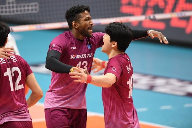 대한항공의 쌍포 요스바니(왼쪽)과 정지석(오른쪽). 사진=프로배구연맹(KOVO) 제공