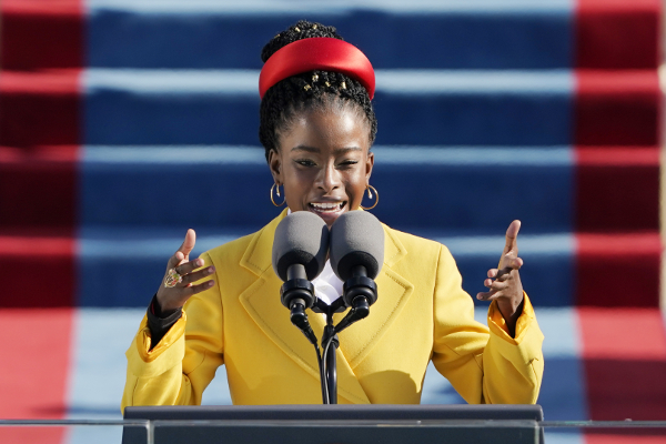 20일(현지시간) 미국 워싱턴DC 의회의사당에서 열린 조 바이든 대통령 취임식에서 흑인 여성 어맨다 고먼이 축시를 낭송하고 있다. AP연합뉴스
