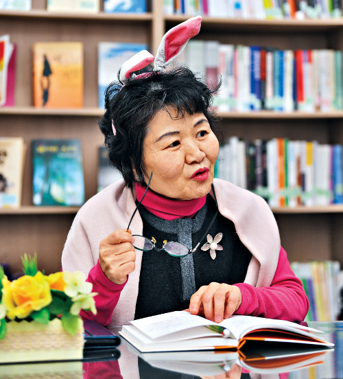 이희숙 목사가 지난 5일 서울 오류동교회에서 토끼 모양 머리띠를 하고 44년 동안 미취학 아동 부서에서 목회했던 경험을 전하고 있다. 신석현 인턴기자