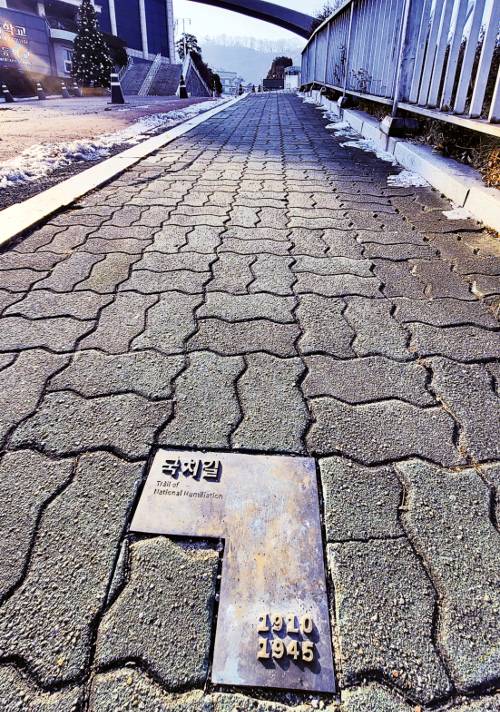 총독부 터 앞길. ‘국치의 길’로 역사 답사 코스다.