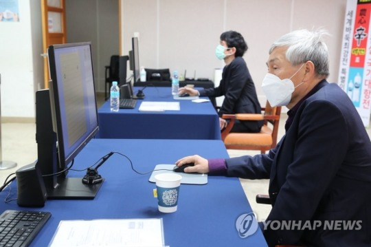 한국 대표로 온라인 대국 나선 조훈현ㆍ이창호 9단 
[연합뉴스 자료사진]