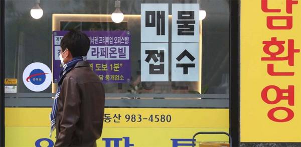 전세난 여파로 김포, 파주, 부산 등 아파트 매맷값 들썩 이는 가운데 13일 김포 풍무동 중계업소에 매물 접수라는 안내문이 걱혀있다. [이충우 기자]