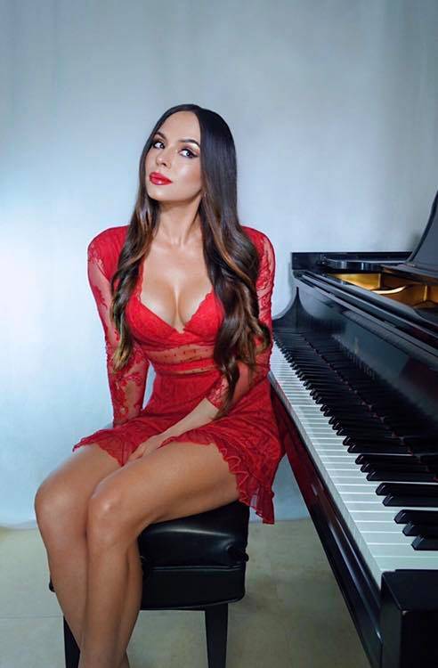 로라 아스타노바.