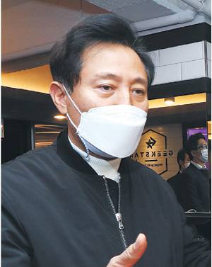 오세훈 전 서울시장이 21일 서울 서대문구 북가좌동의 한 PC방을 찾아 자영업자의 코로나19 피해 상황을 듣고 있다.  뉴시스