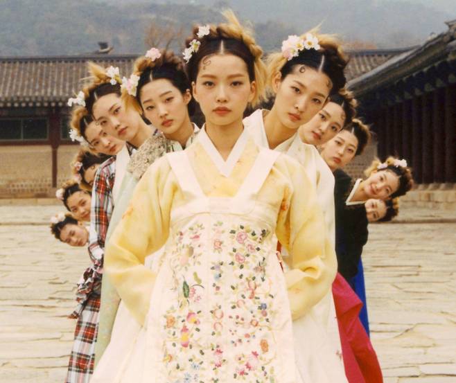 한국문화재재단이 진행한 ‘코리아 인 패션’에서는 시대와 상황을 반영하고, 젊은 공주의 자유분방함을 표현한 다양한 모습의 한복이 선보였다.
