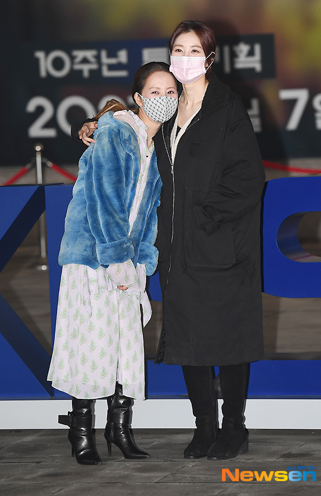 Seo Jeong-Hee and Seo Dong-joo are posing as they leave KBS in Yeouido, Yeongdeungpo-gu, Seoul after the live broadcast of KBS 1TV Morning Yard on the morning of January 22.You Yong-ju