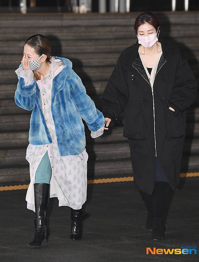 Seo Jin-Hee and Seo Dong-joo are posing on KBS in Yeouido, Yeongdeungpo-gu, Seoul after the live broadcast of KBS 1TV AM Plaza on the morning of January 22.You Yong-ju