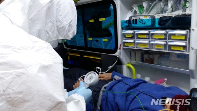 [대전=뉴시스] 대전소방 119구급대가 환자를 이송하고 있다. (사진= 대전소방본부 제공)
