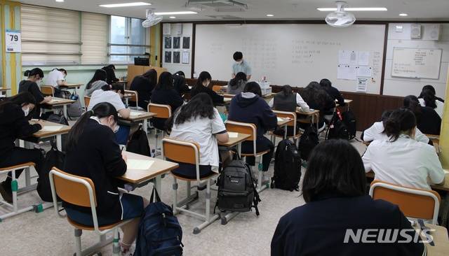 [제주=뉴시스] 양영전 기자 = 제주시내 한 고등학교 학생들이 2020년 전국연합학력평가를 치르고 있다. 이 사진은 기사 내용과 직접적인 관련이 없음. (사진=뉴시스DB) 0jeoni@newsis.com